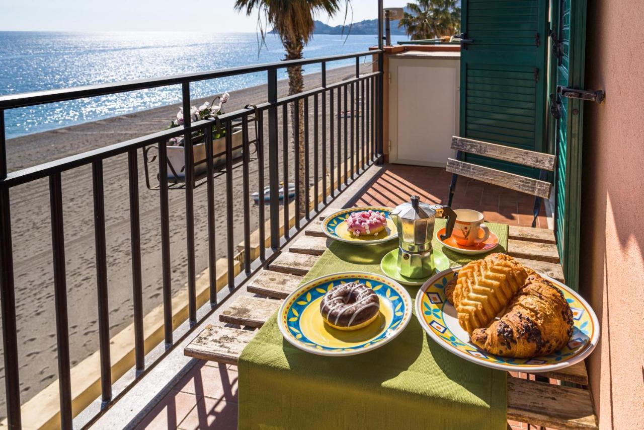 勒托阳尼Loft Balcone Sul Mare公寓 外观 照片